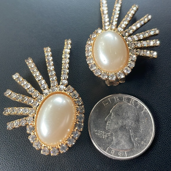 Vintage 80s gold tone clip statement earrings faux pearl - Picture 3 of 7